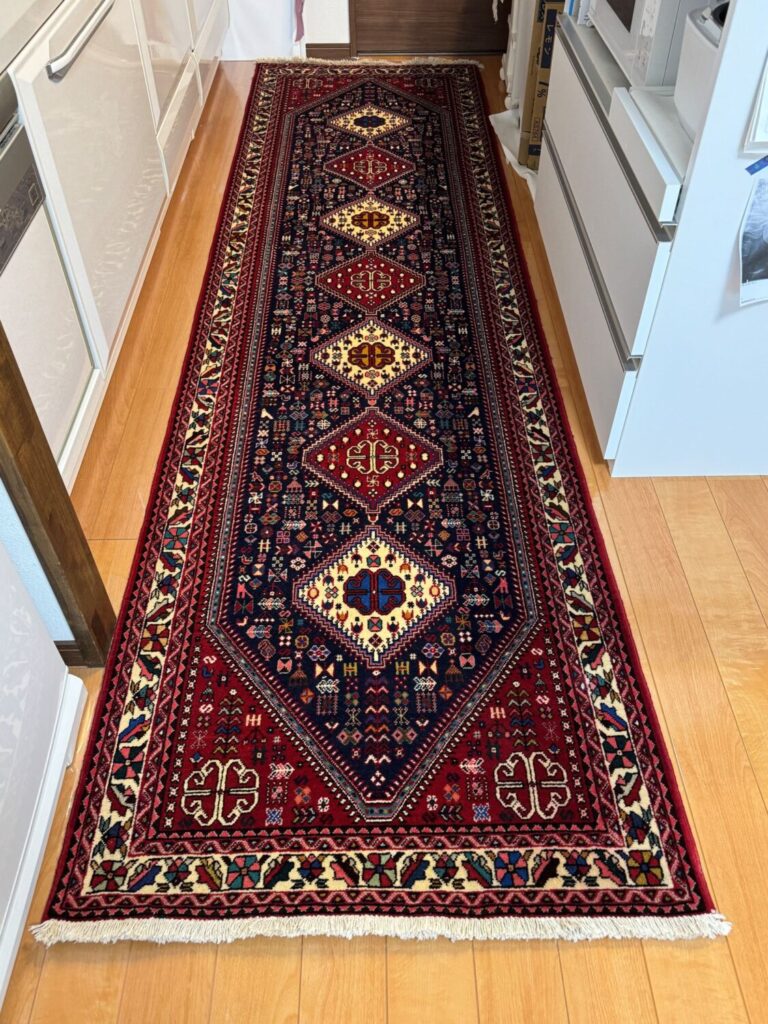 イラン・アバデ産のロングランナー絨毯